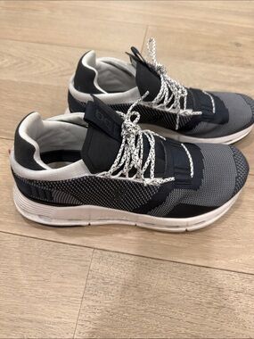 ON cloudnova running sneakers black/white/grey size 9M